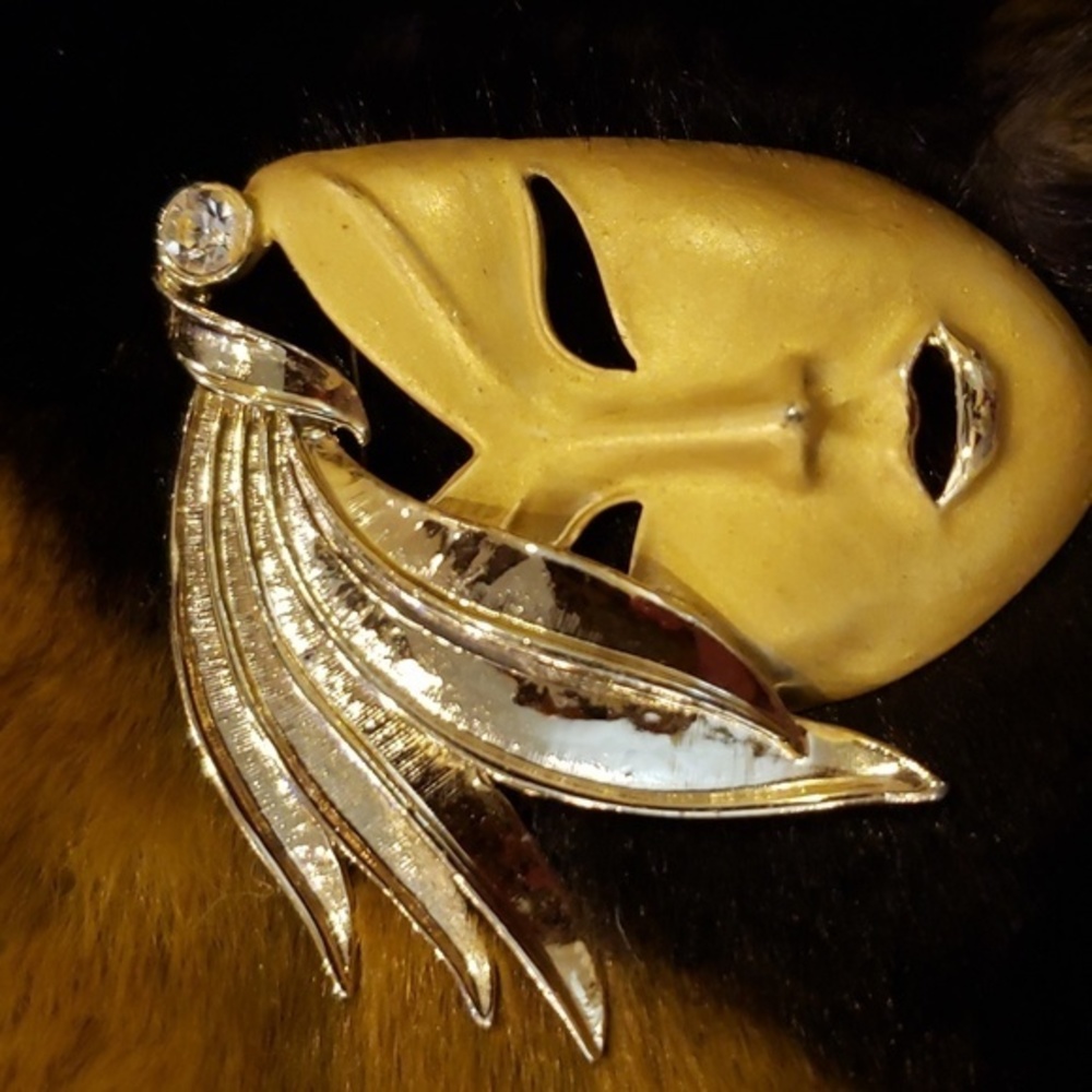 WOMAN FACE GOLD ‎ TONED LARGE BROOCH WITH RHINESTONE AND FEATHERS